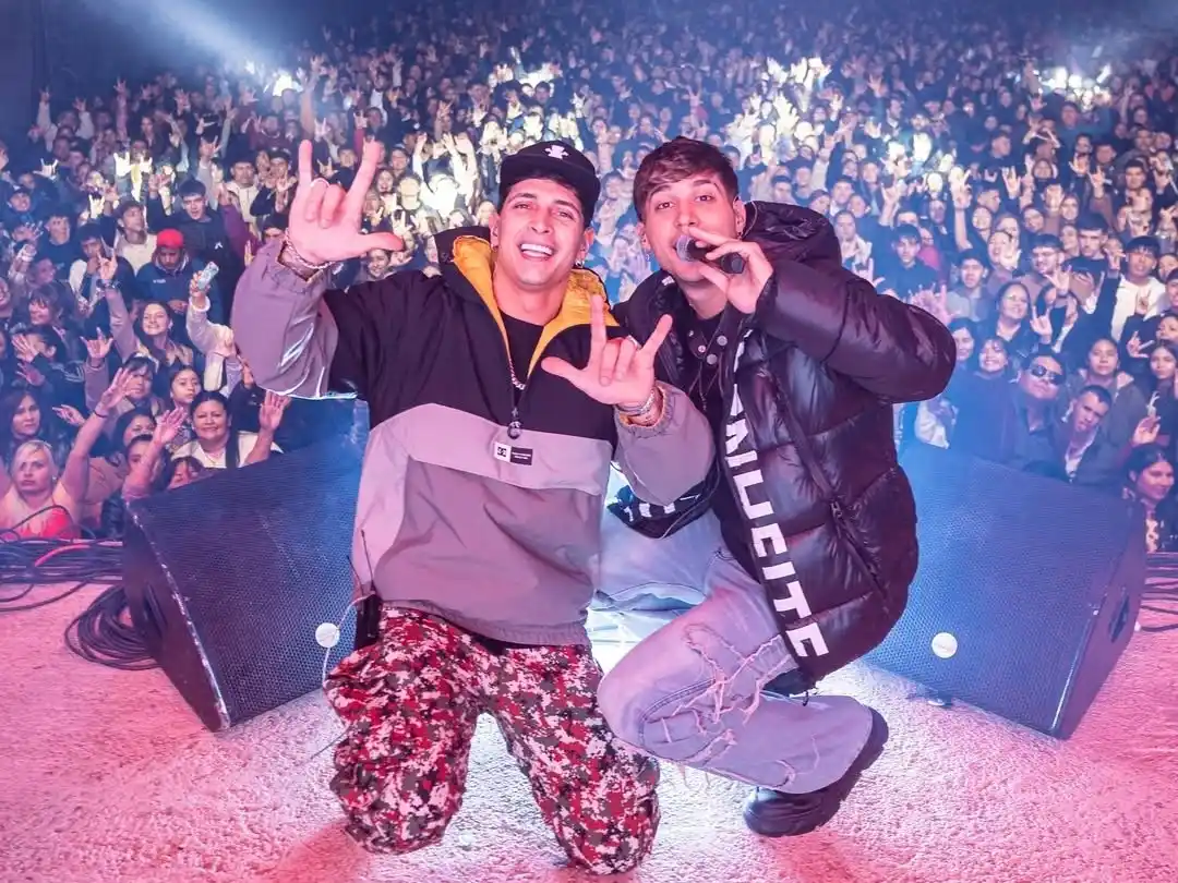 Fer Olmedo y Joaco Martín, cantantes de la banda. (Foto: Redes Sociales de Desakta2)