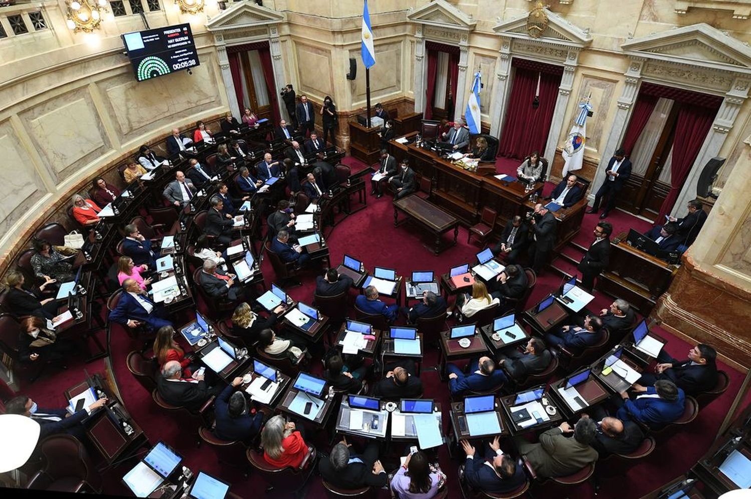 La Cámara de Diputados tiene 257 integrantes. Cada dos años, la mitad de los diputados —cuyo mandato dura cuatro años— dejan sus bancas para que las ocupen quienes fueron elegidos. Este año se van 130 y quedan 127 hasta 2025.