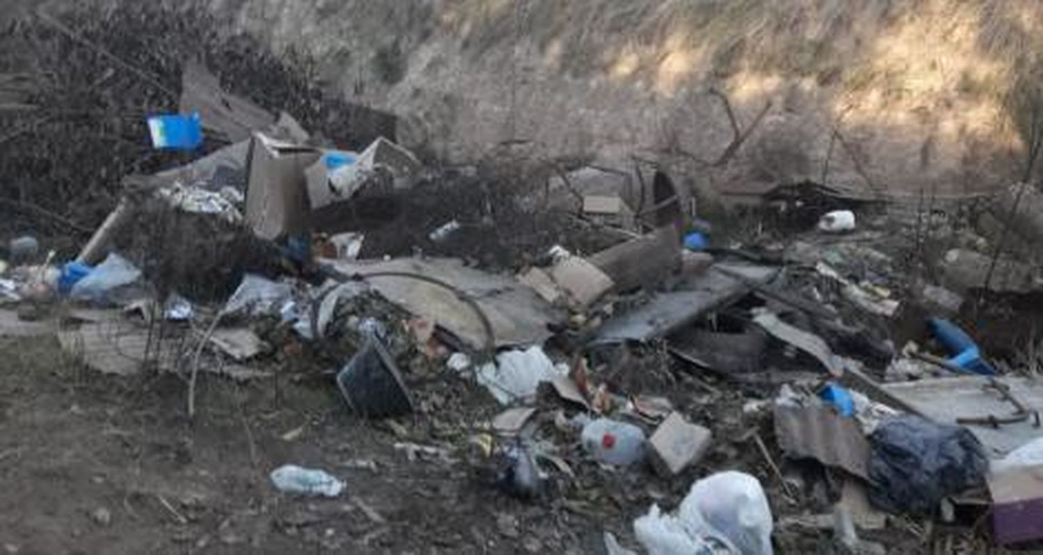 “Basura en el camino que va al puente roto en Obligado”