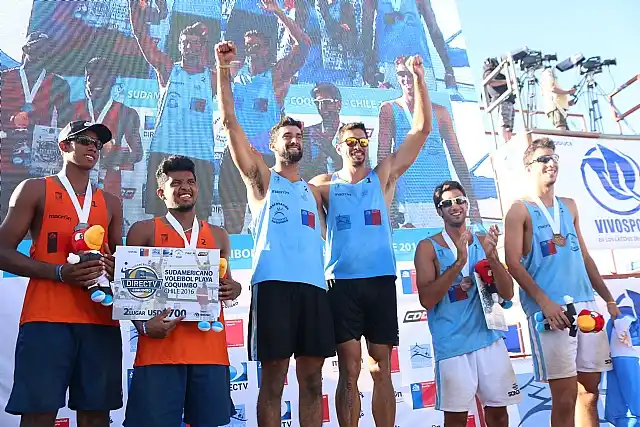 Mehamed y Capogrosso en el tercer puesto del podio. (Foto: Voley Sur)