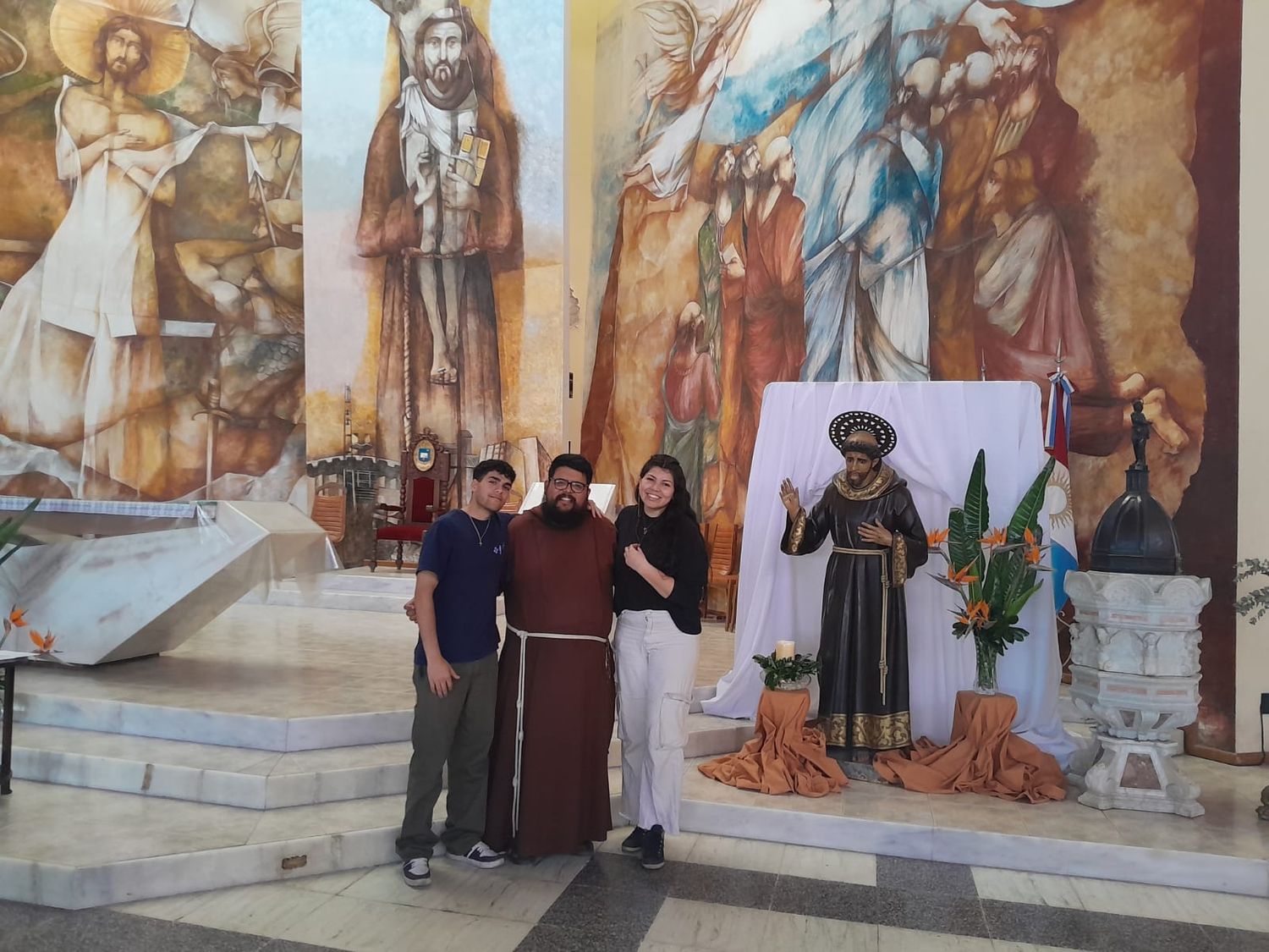 Fray Matías Arroyo junto a los jóvenes Andy y Camila en la iglesia Catedral invitaron a seguir a Francisco