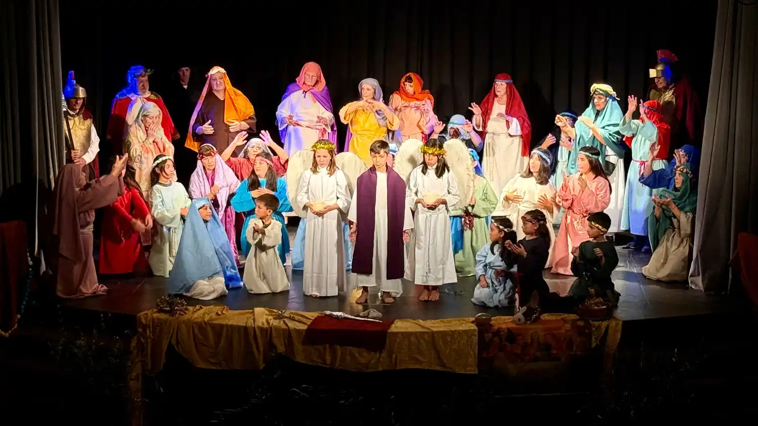 Personas de todas las edades interpretan “La Pasión”.