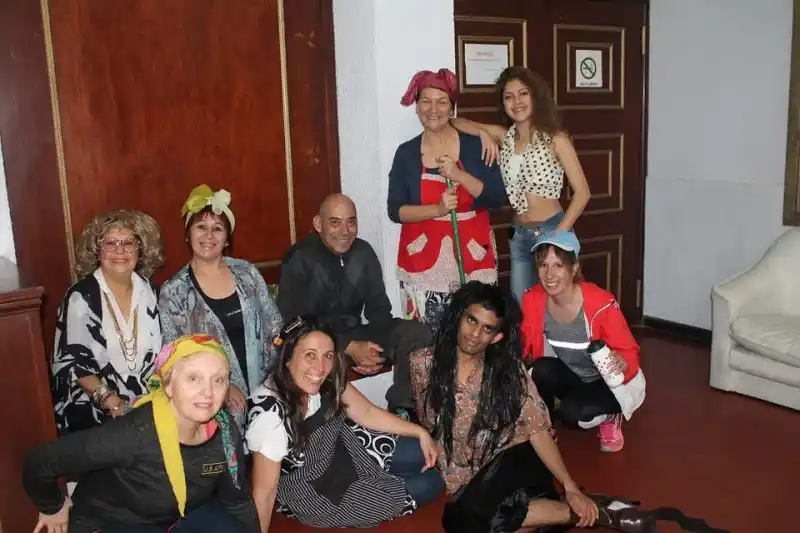 Sube al escenario la obra  “Al barrio lo que es del barrio”