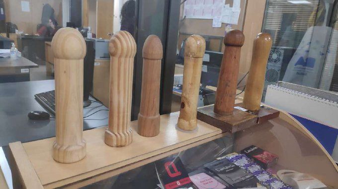 Cuál será el uso de los penes de madera que se intentan comprar