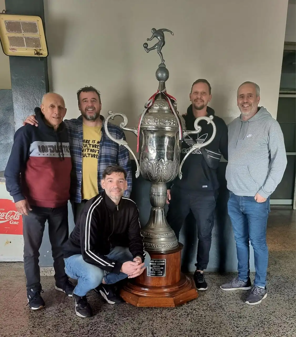 Junto a "la copa más grande del mundo", protagonista de uno de los relatos del libro.