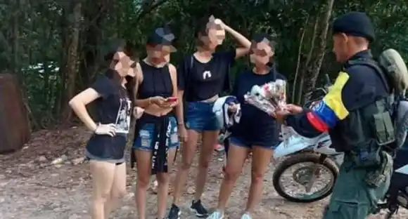 Guerrilleros de las Farc se pasean por calles de pueblo en Norte de Santander