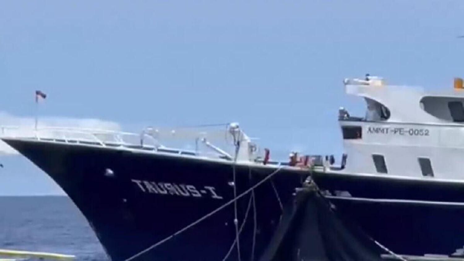 ¡HABÍA DELFINES BOTANDO SANGRE! Captan barco venezolano pescando en zona protegida de Colombia