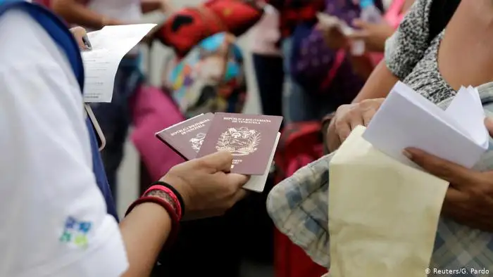 Miles de venezolanos se apuran para entrar en Perú