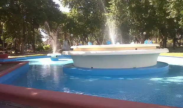 Repararon y pintaron íntegramente la fuente de la Plaza San Martín