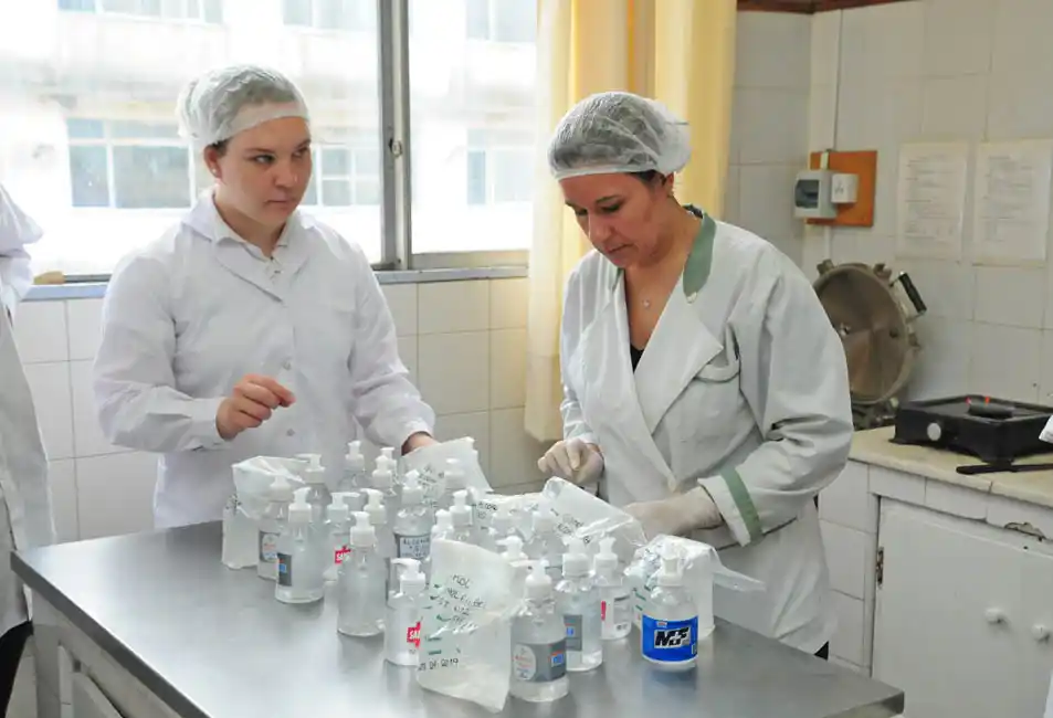 Estudiantes de Técnica 2 elaboraron unos 50 kilos de alcohol en gel para el Hospital