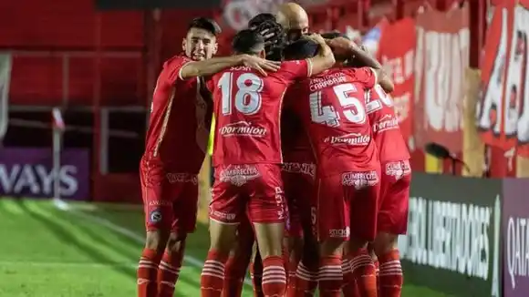 Argentinos venció a Atlético Nacional y se aseguró el primer puesto en su zona