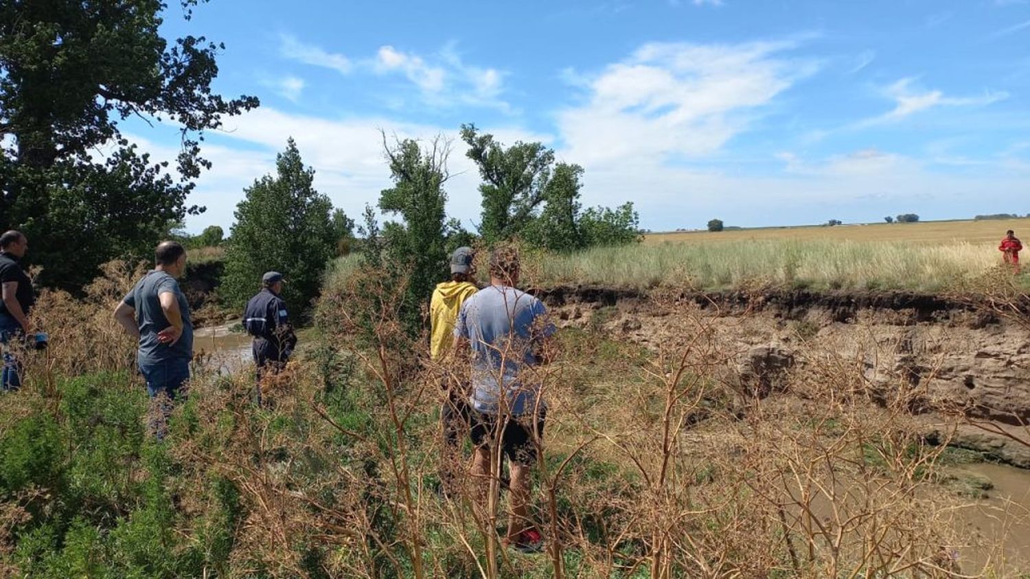 Continúa la búsqueda del niño que cayó a un curso de agua en Tres Arroyos