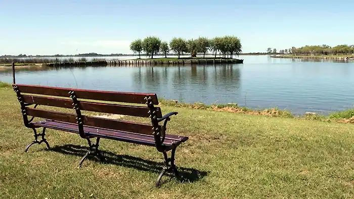 El pueblo que resiste a los countries y mantiene la tranquilidad para visitarlo en otoño