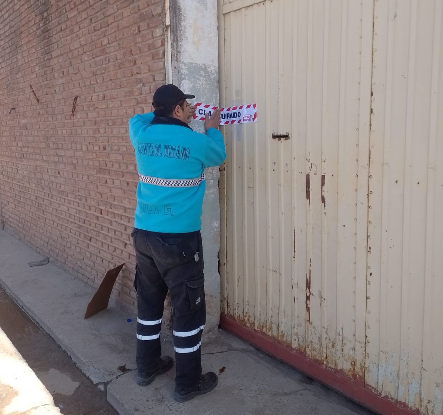 El momento en que el personal municipal lleva adelante la clausura del local.