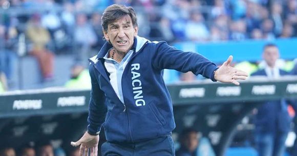 Racing perdió ante Talleres con un jugador más y se alejó de los líderes