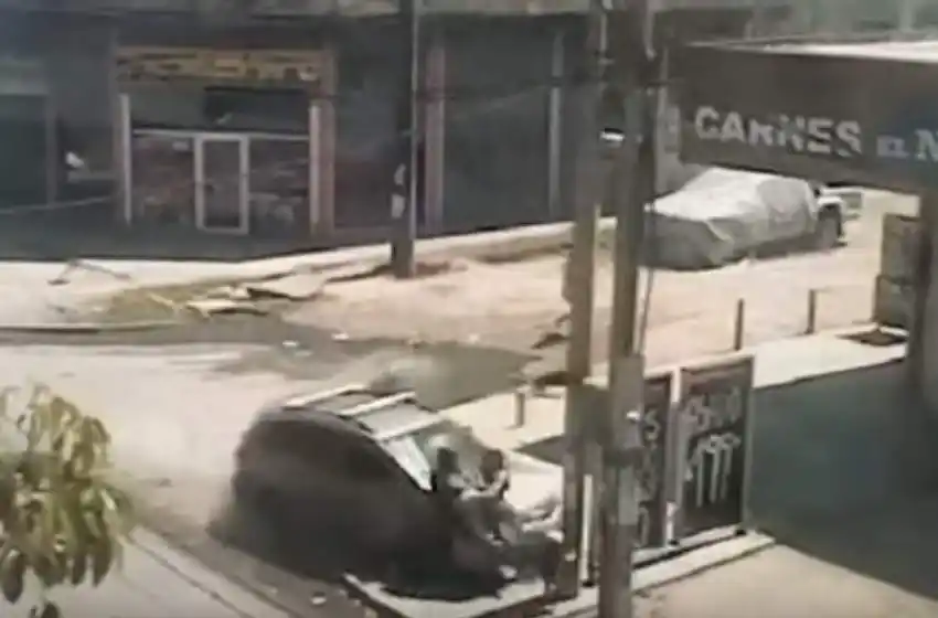 Video: manejaba a alta velocidad y mató a una mujer en la parada de colectivo