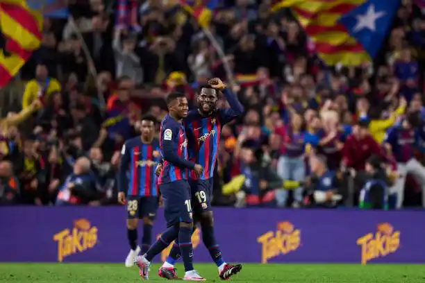Kessié festeja el gol del triunfo con Anssu Fati.