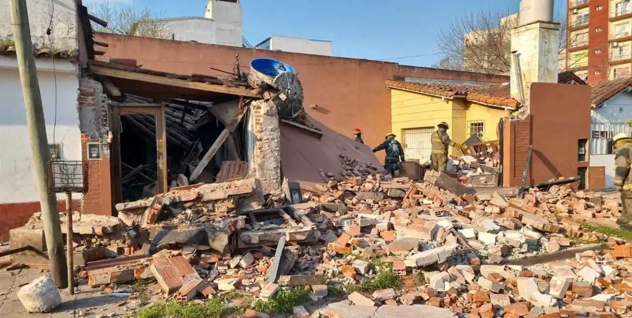 Explosión en San Miguel: Una casa se derrumbó luego de que operarios rompieran por error un caño maestro de gas