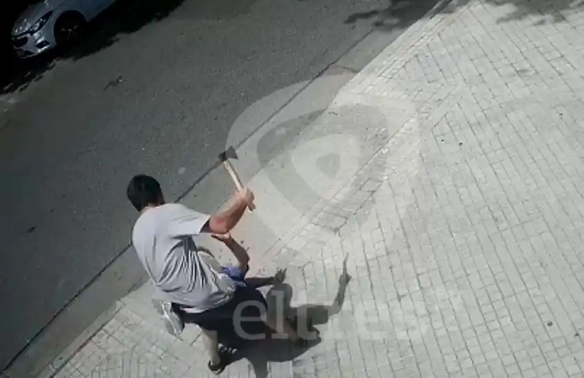 Horror en barrio Echesortu: un joven atacó a un hombre con un hacha en plena vía pública