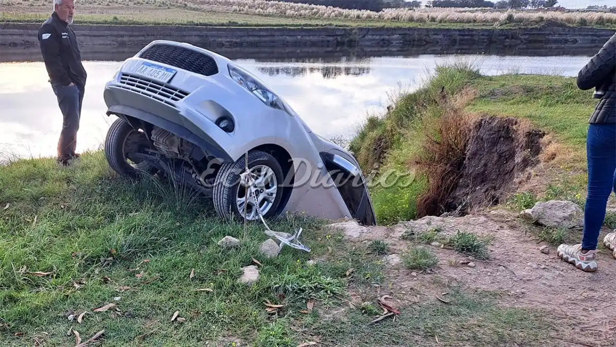Vehículo estacionado terminó cerca del agua