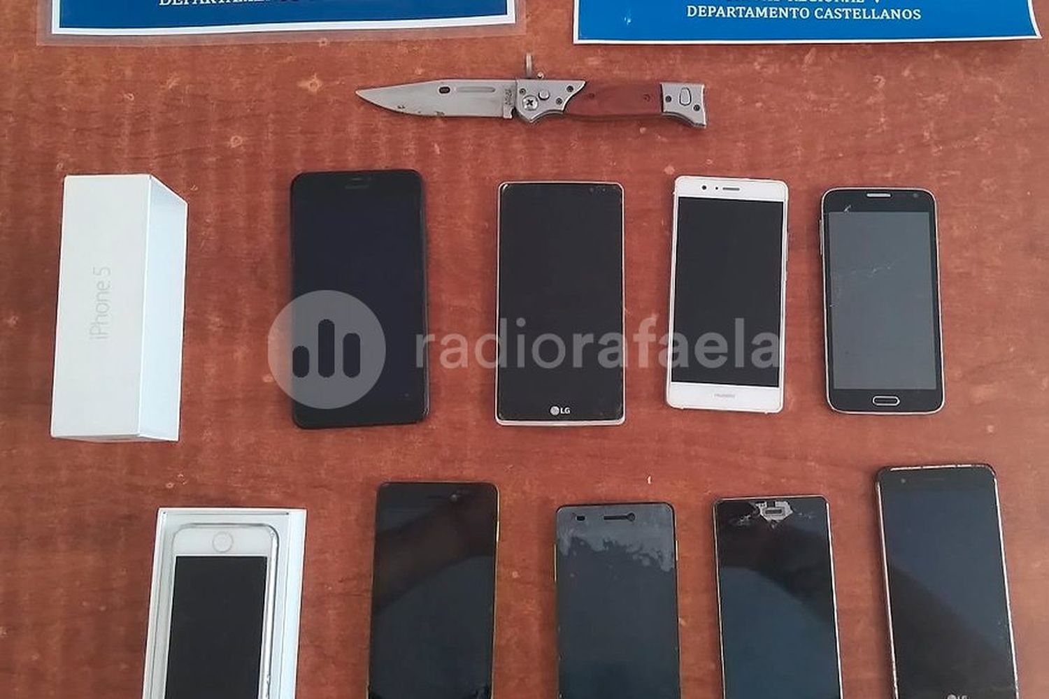 Preocupante: lo atraparon con una navaja y nueve teléfonos celulares