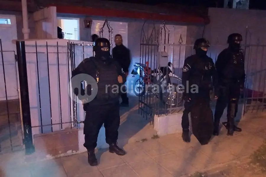 Intentaron robar ruedas de vehículos, pero el plan fracasó: tres detenidos y una moto secuestrada