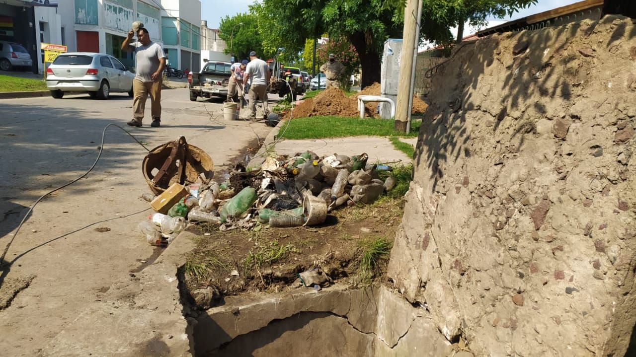 El Municipio volvió a advertir por la basura que aparece en zanjones, alcantarillas y bocas de tormenta