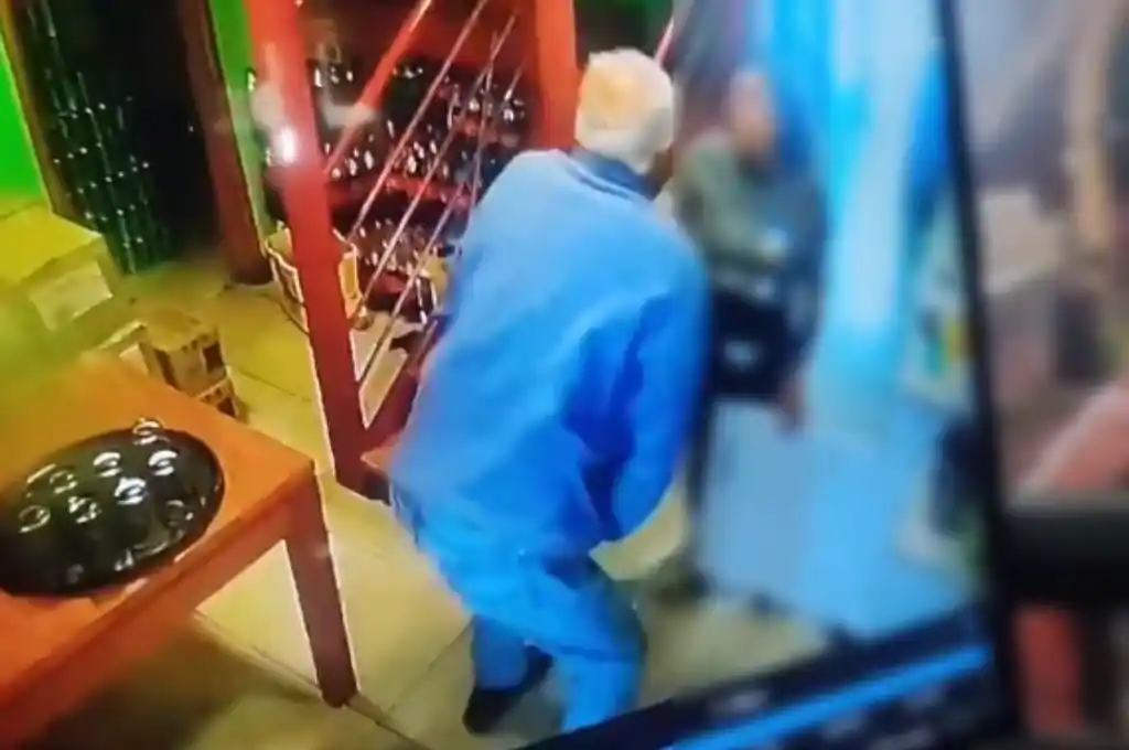 Tentativa de exhibicionismo en restaurante conmociona a la ciudad.