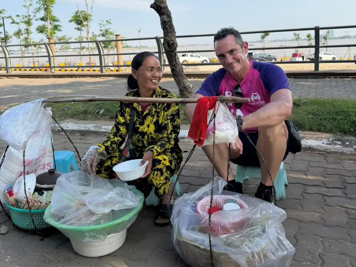 Maxi Arnaudín almorzando en Nom Pen