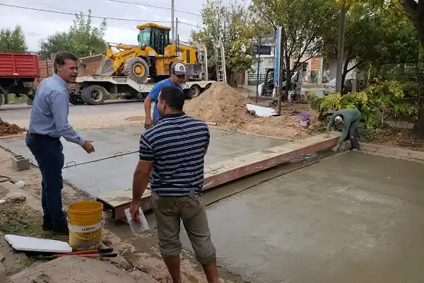 Piaggio recorrió obras de pavimentación en cuatro barrios