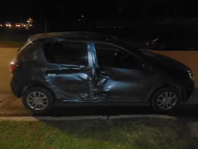 Dos motociclistas con lesiones graves tras chocar con un auto