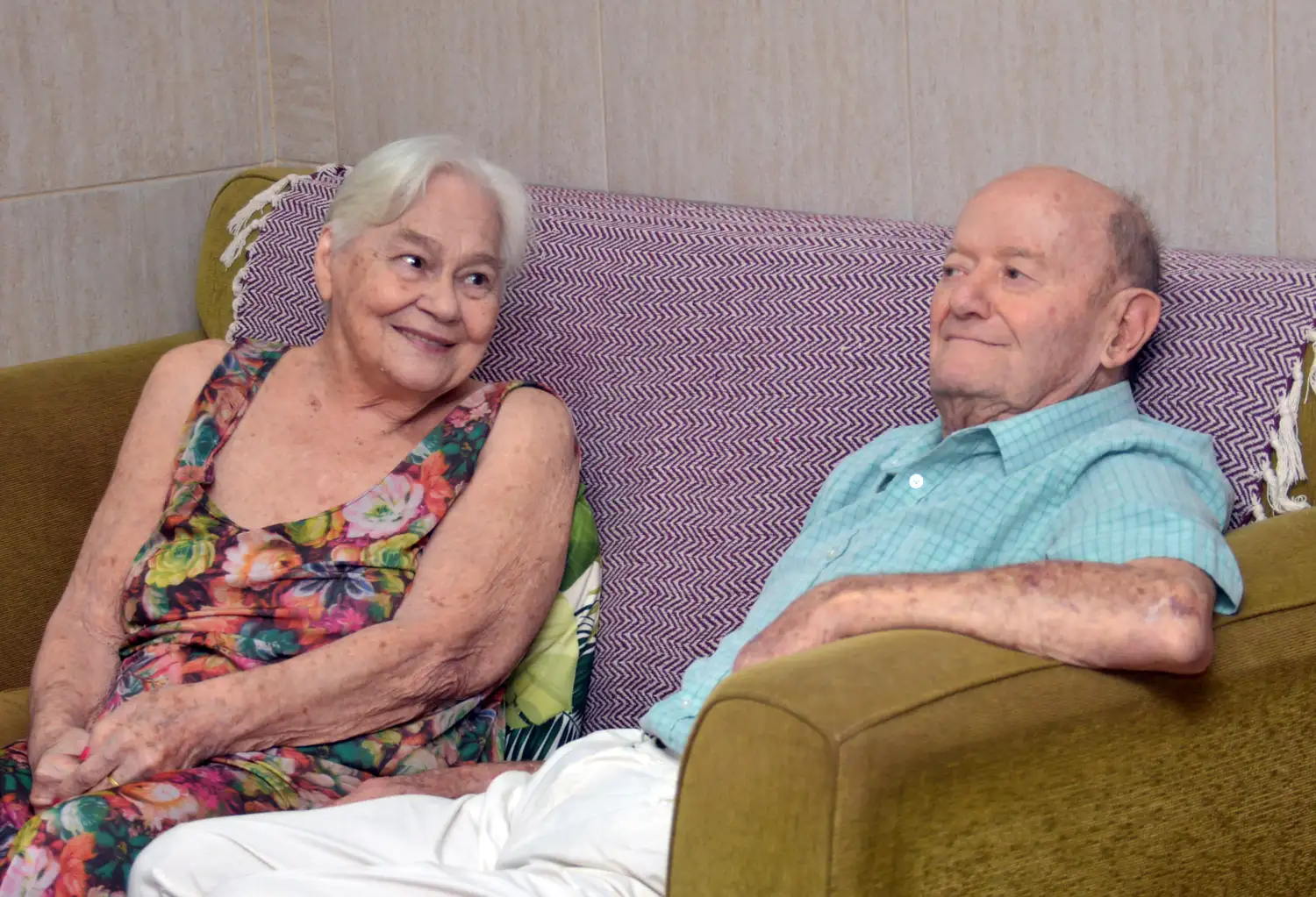 Tienen más de 90 años, se conocieron en un geriátrico y viven una historia de amor a su manera