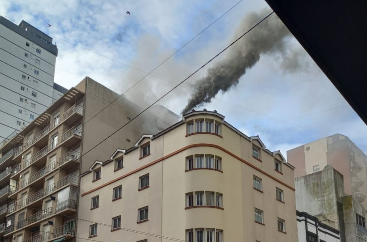 Controlaron el incendio que produjo una densa columna de humo en el centro marplatense