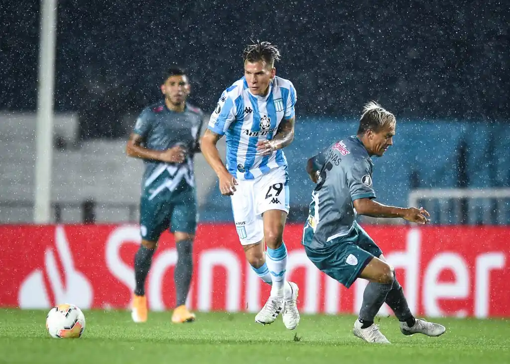 A Racing no le alcanzó  el triunfo para ser primero 