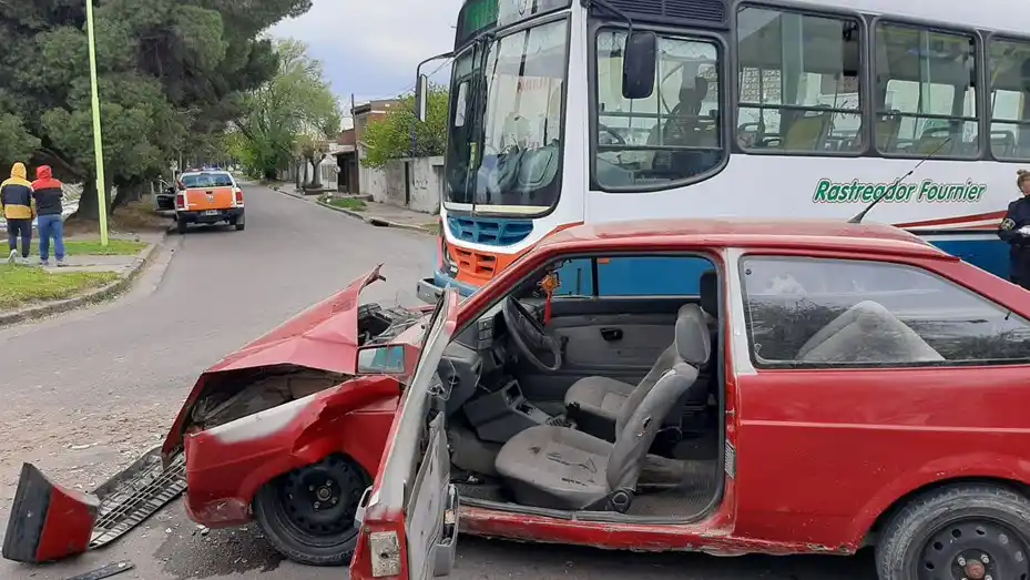 Compró un auto y lo chocó a las cinco cuadras contra un colectivo