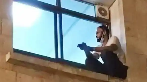 Trepaba la ventana del hospital todos los días para poder ver a su mamá