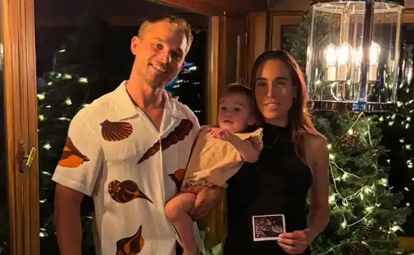 Belén Casetta junto a su familia anunciando que será madre por segunda vez.