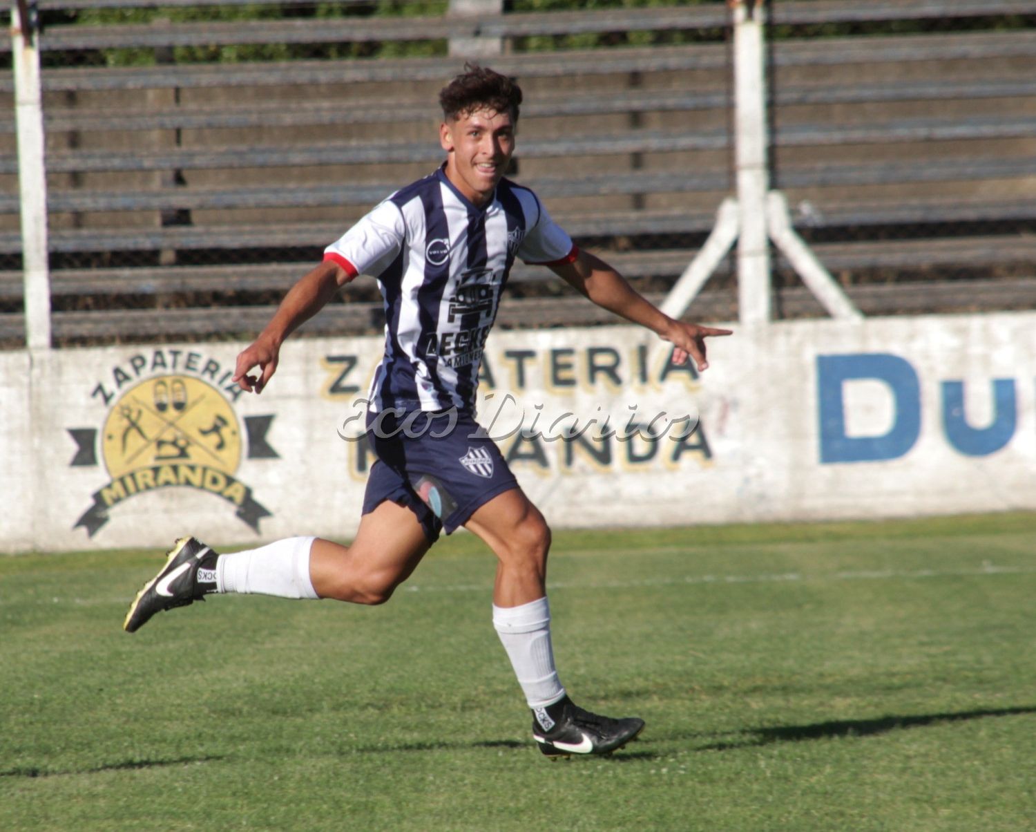 Avioncito. El festejo del jugador rivadaviense, luego de abrir el marcador