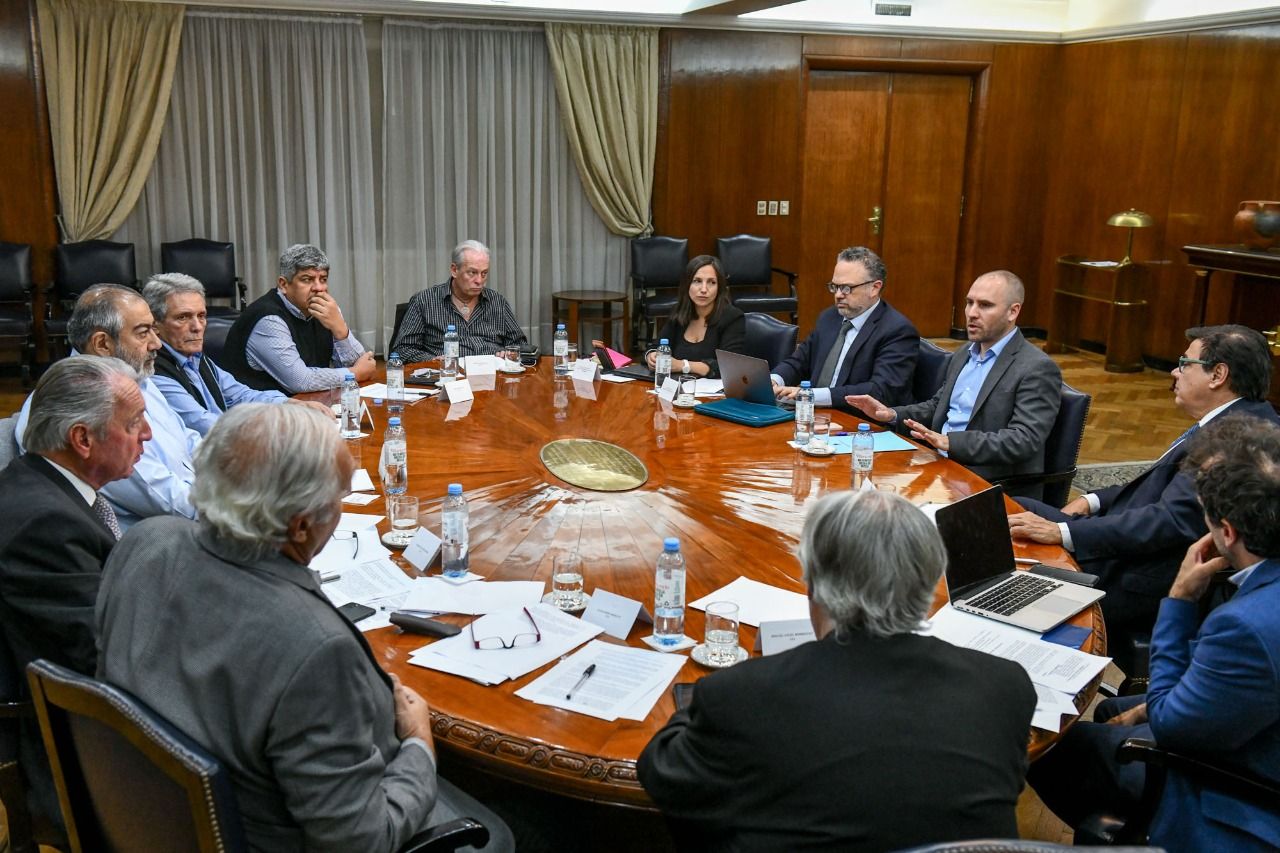 El gobierno adelantó los aumentos del Salario Mínimo, Vital y Móvil, tras el proyecto de Máximo Kirchner