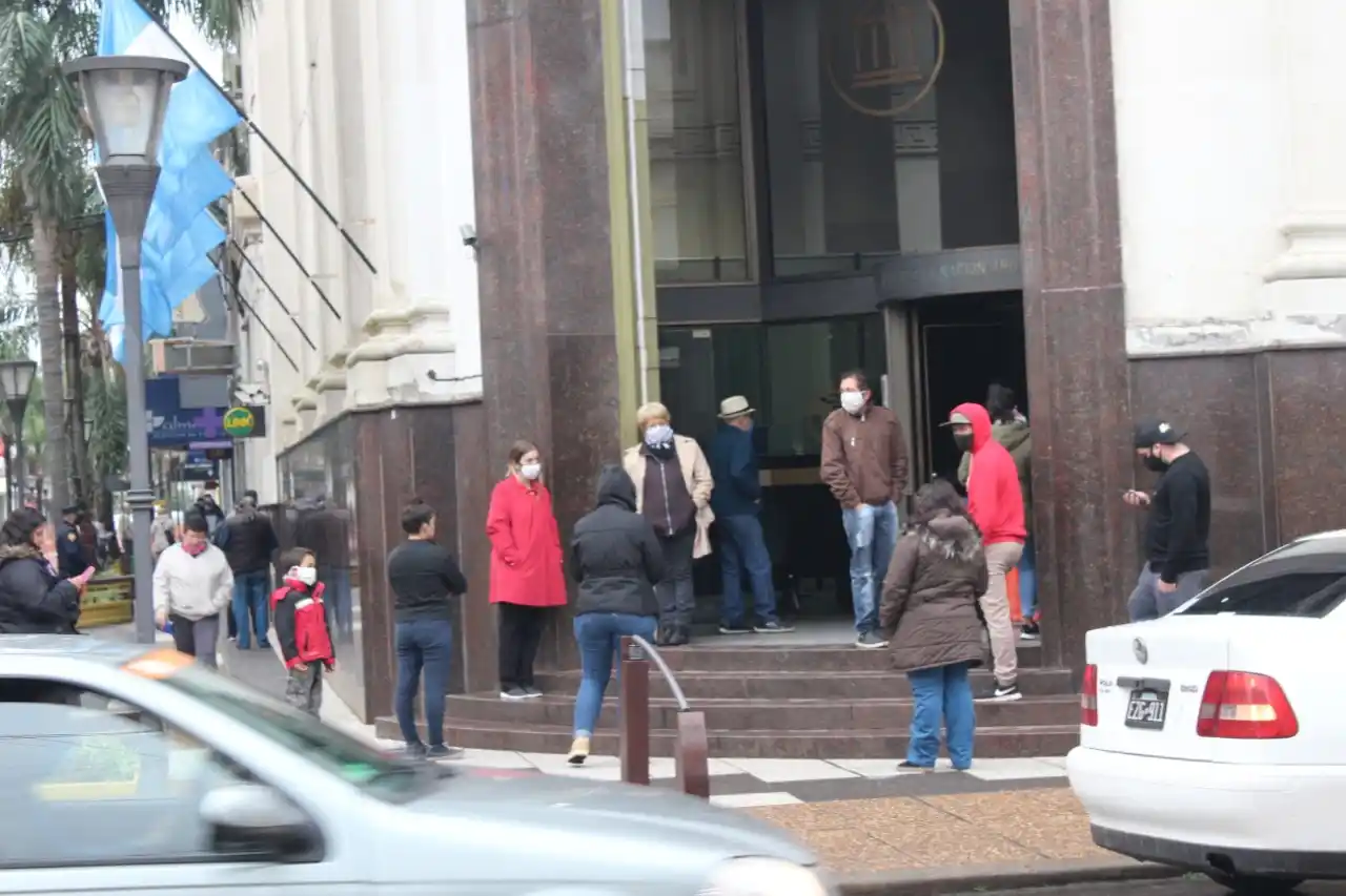 Los trabajadores bancarios tendrán un aumento del 26% en cuatro cuotas