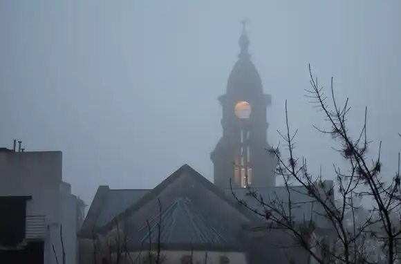Miércoles con baja visibilidad por neblina y cielo algo nublado en Rosario