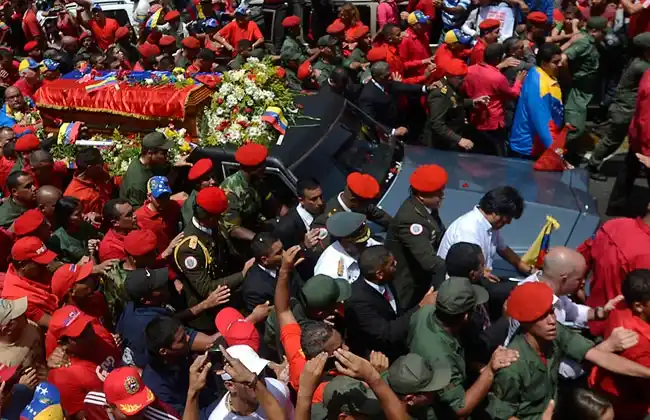Piden sepultar a Chávez al lado de Bolívar