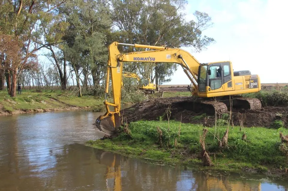 Trabajan en el saneamiento de un tramo del arroyo El Moro