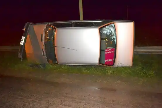 Hizo aquaplaning y volcó en la curva del Cristo