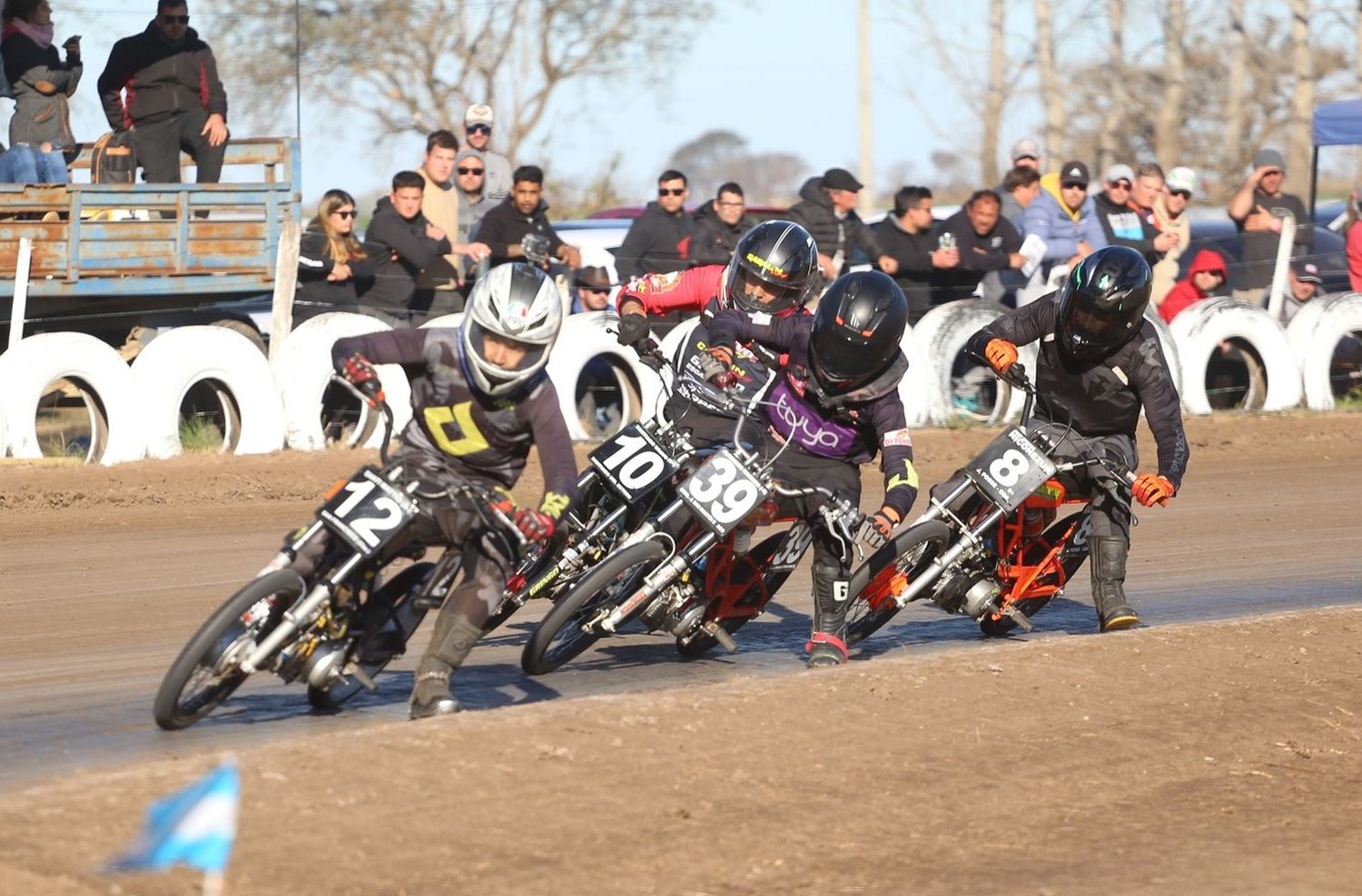 Mattio liderando el pelotón de la 110cc Menores.