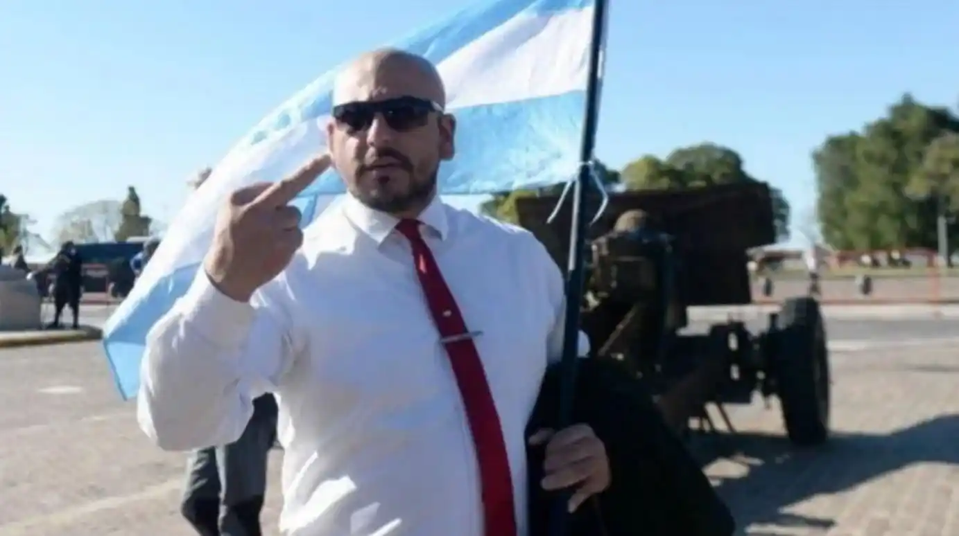 ¿Quién es el manifestante que dijo la insólita teoría de que la Sputnik V está "imantada"?