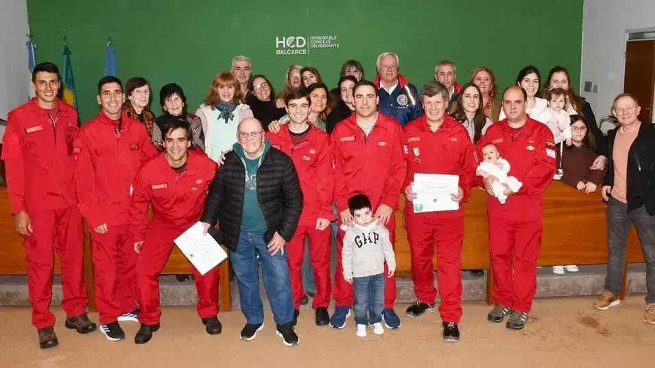 Los bomberos reconocidos en el Concejo Deliberante de Balcarce.