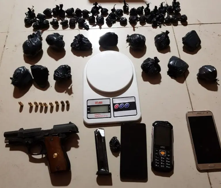 Secuestran drogas, dinero y una pistola con municiones