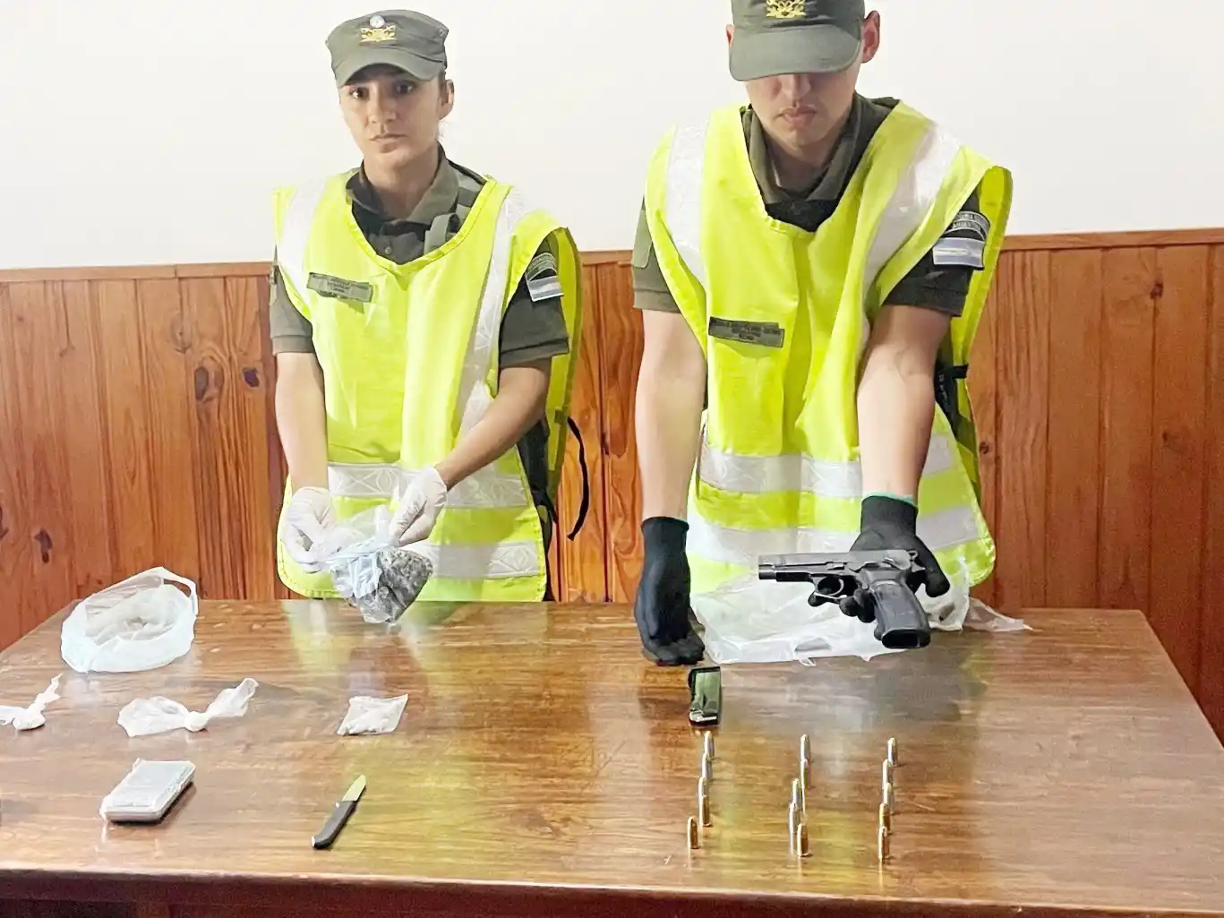 Gendarmería incautó un arma y drogas en un micro de hinchas que viajaba a Uruguay