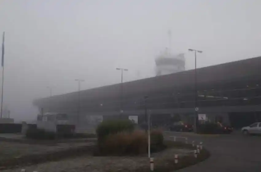 Intensa niebla: 300 pasajeros varados y 8 vuelos demorados en el Aeropuerto